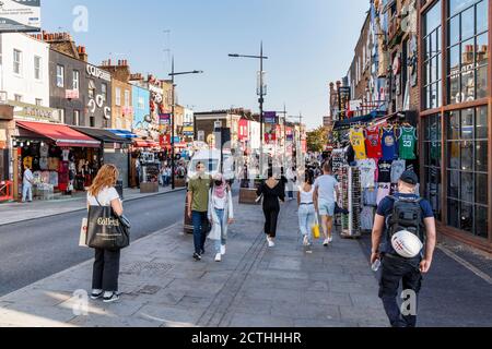 Acquirenti e turisti a Camden High Street by the Lock in un insolitamente caldo tardo-settembre pomeriggio, Londra, Regno Unito Foto Stock