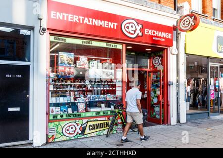 Un uomo cammina attraverso un ramo di cex Entertainment Exchange a Camden High Street in un insolitamente caldo tardo-settembre pomeriggio, Londra, Regno Unito Foto Stock