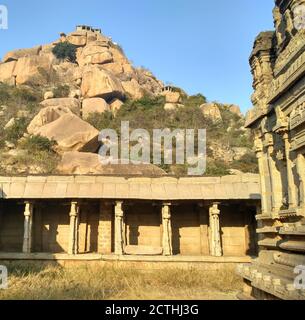 Rovine del tempio di Achyuta Raya con vista sulla collina di Matanga, Hampi, Karnataka, India. Antico sito archeologico sacro di Hampi, India Foto Stock