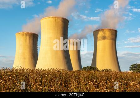 Torri di raffreddamento ad umido naturale della centrale nucleare di Dukovany, Repubblica Ceca Foto Stock