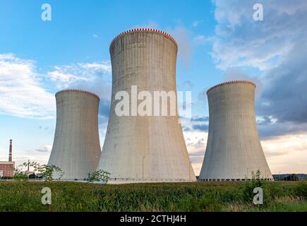 Torri di raffreddamento ad umido naturale della centrale nucleare di Dukovany, Repubblica Ceca Foto Stock