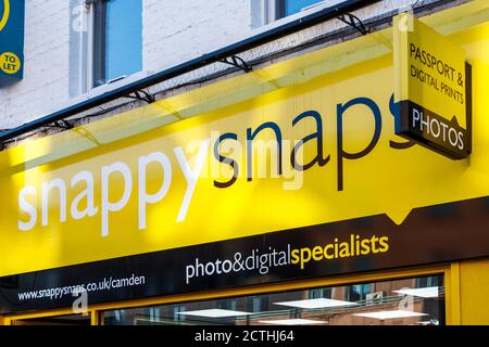 Segno sopra una filiale di Snappy Snaps in Camden High Street, Londra, Regno Unito Foto Stock
