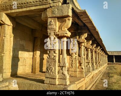 Colonne di rovine del tempio di Achyuta Raya, Hampi, Karnataka, India. Antico sito archeologico sacro di Hampi, India Foto Stock