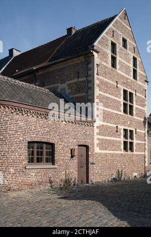 Facciate di case restaurate al Begijnhof o Beguinage nelle strade di Tongeren, la città più antica del Belgio Foto Stock