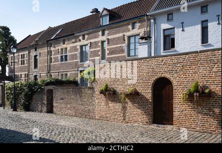 Facciate di case restaurate al Begijnhof o Beguinage nelle strade di Tongeren, la città più antica del Belgio Foto Stock