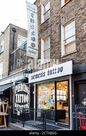 Nemesis Tattoo e Piercing Parlor su Inverness Street, Camden High Street, Londra, Regno Unito Foto Stock