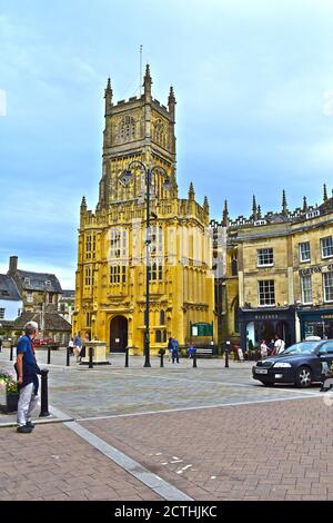 Ha posto nel centro della città di Cirencester, con la chiesa parrocchiale di San Giovanni Battista sullo sfondo Foto Stock