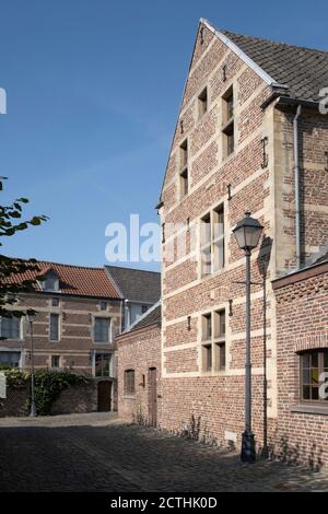 Case restaurate presso il Begijnhof o Beguinage nelle strade di Tongeren, la città più antica del Belgio Foto Stock