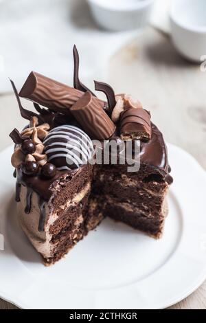 Torta di compleanno con cioccolato e Kinder decorazioni Foto stock - Alamy