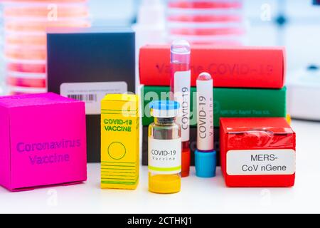 Una serie di medicinali in laboratorio medico per il coronavirus NCOV- 19 dal test PCR, test anticorpale, vaccino e farmaco antivirale remdesivir Foto Stock