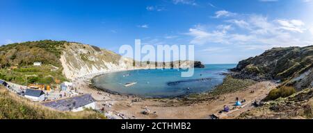 Pittoresca vista costiera della baia e scogliere di gesso a Lulworth Cove, sito patrimonio dell'umanità della Jurassic Coast a Dorset, Inghilterra sud-occidentale Foto Stock