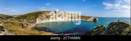 Pittoresca vista costiera della baia e scogliere di gesso a Lulworth Cove, sito patrimonio dell'umanità della Jurassic Coast a Dorset, Inghilterra sud-occidentale Foto Stock