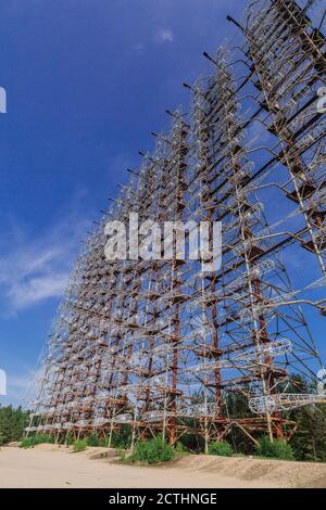 Ex sistema radar militare Duga vicino alla città fantasma Pripyat nella zona di esclusione di Chernobyl, Ucraina Foto Stock