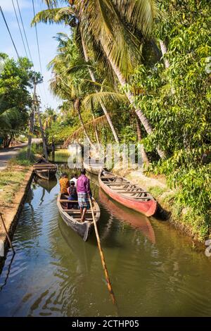 India, Kerala, Kollam, Munroe Island backwaters, turisti in canoa scavata in giro in acqua Foto Stock