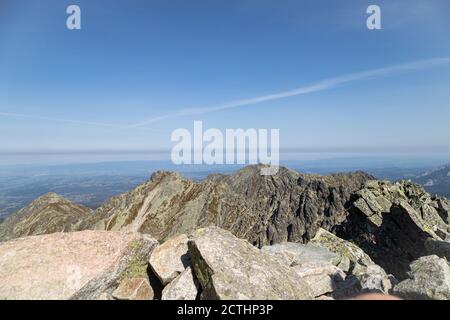 Montagne Tatra - Vista su Skrajny Granat (granata estrema) - parte di Orla PERC (Eagle Trail) - la pista di montagna più pericolosa della Polonia Foto Stock