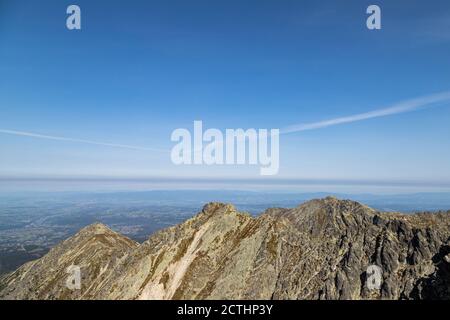 Montagne Tatra - Vista su Skrajny Granat (granata estrema) - parte di Orla PERC (Eagle Trail) - la pista di montagna più pericolosa della Polonia Foto Stock