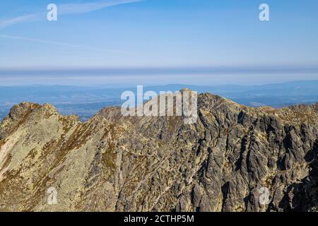 Montagne Tatra - Vista su Skrajny Granat (granata estrema) - parte di Orla PERC (Eagle Trail) - la pista di montagna più pericolosa della Polonia Foto Stock