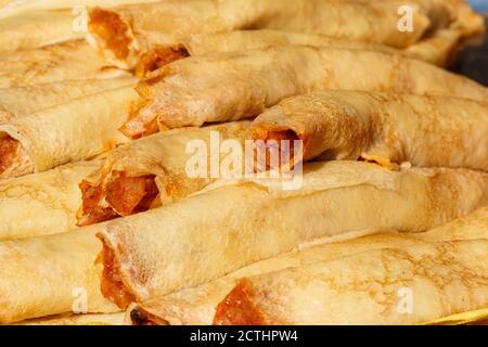 Primo piano con deliziosi pancake. Cucina tradizionale russa e Ucraina Foto Stock