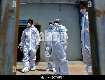 Kolkata, India. 22 settembre 2020. Lavoratori medici che si trovano fuori da un ospedale Covid-19 a Kolkata, India il 22 settembre 2020. I casi del Covid-19 dell'India hanno attraversato il contrassegno di 55-lakh con un picco di 75,083 casi e 1,053 morti oggi. Tuttavia, il paese ha ottenuto un recupero record di 1, 01,468 pazienti COVID-19 nelle ultime 24 ore. Questo è il quarto giorno in cui il numero di recuperi giornalieri è superiore ai casi quotidiani. (Foto di Sudipta Das/Pacific Press/Sipa USA) Credit: Sipa USA/Alamy Live News Foto Stock