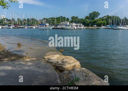 2019 agosto - Vista attraverso l'entrata del porto dal Waterfront Trail al Bayfront Park di Hamilton, Ontario, Canada. Foto Stock