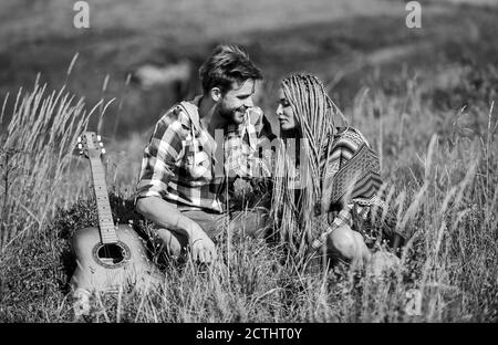 Escursionismo romance. Passeggiata romantica. Canzone romantica. L'amore li ispira. Aria fresca e sentimenti puri. Bella coppia romantica felice volti sorridenti sullo sfondo della natura. Ragazzo e ragazza con la chitarra. Foto Stock