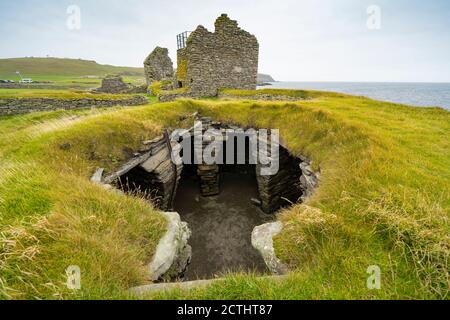 Vista del sito archeologico di antichi insediamenti a Jarlshof a Shetland, Scozia, Regno Unito Foto Stock