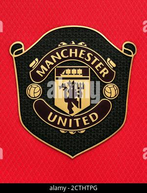 Distintivo Manchester United su una camicia da calcio, primo piano Foto Stock