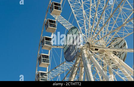 Carnival Ferris Wheel con cieli puliti con spazio vuoto Chiudi con cielo blu e nuvole sullo sfondo Foto Stock