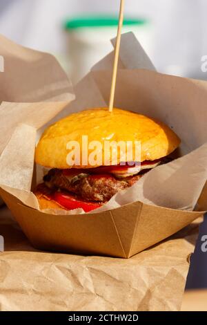 Delizioso hamburger grande confezionato in scatola di cartone Foto Stock