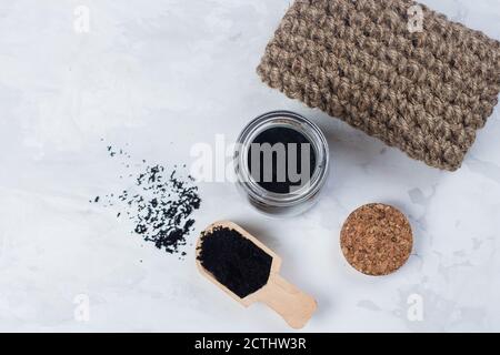 Scrub fatto in casa di zucchero e caffè macinato. Spa, concetto di bellezza per la cura del corpo Foto Stock