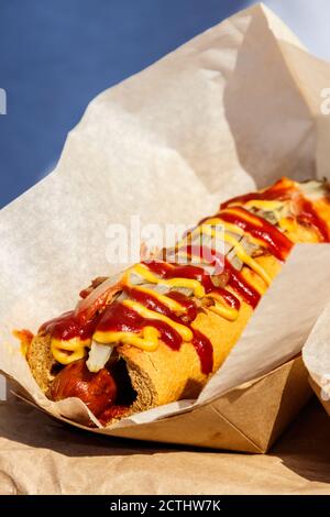 Gustoso hot dog con ketchup e senape. Street fast food Foto Stock