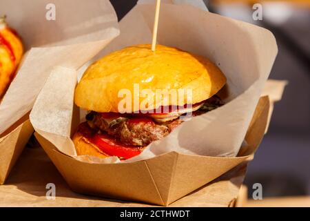 Delizioso hamburger grande confezionato in scatola di cartone Foto Stock