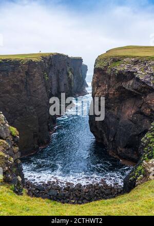 Spettacolari scogliere a Calder's Geo sulla costa di Eshaness a Northmavine , terraferma settentrionale delle isole Shetland, Scozia, Regno Unito Foto Stock