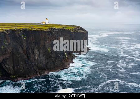 Spettacolari scogliere e faro sulla costa di Eshaness a Northmavine , terraferma settentrionale delle isole Shetland, Scozia, Regno Unito Foto Stock