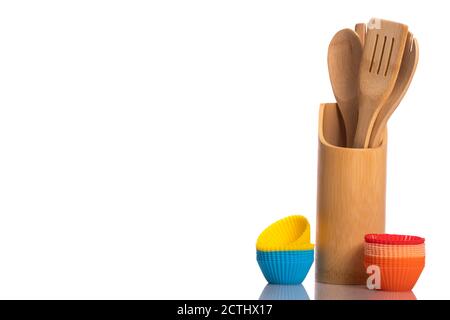 utensili da cucina in legno di bambù e piccole coppette in silicone multicolore Foto Stock