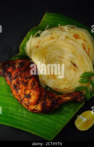 Kerala Parotta o Porotta con pollo alla griglia, fuoco selettivo Foto Stock