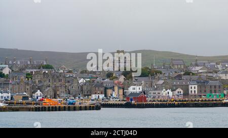 Vista della città di Lerwick dal porto di Shetland, Scozia, Regno Unito Foto Stock