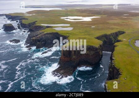 Spettacolari scogliere con Calder's Geo a destra, sulla costa di Eshaness a Northmavine , terraferma settentrionale delle Isole Shetland, Scozia, Regno Unito Foto Stock