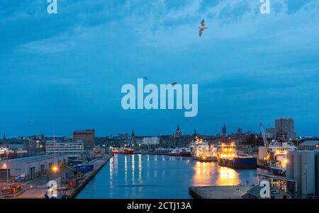 Vista all'alba del porto di Aberdeen con le navi di supporto offshore dell'industria petrolifera del Mare del Nord ormeggiate, Aberdeenshire, Scozia, Regno Unito Foto Stock