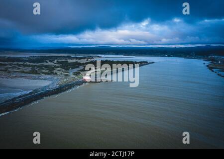 Aereo di faro a Bandon, Oregon, USA con nubi tempesta. Foto Stock