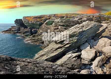 Penrhos Bay vicino Trearddur su Holy Island, Anglesey, Galles del Nord, è una piccola insenatura con spettacolari scogliere composte da roccia di Precambrian. Foto Stock