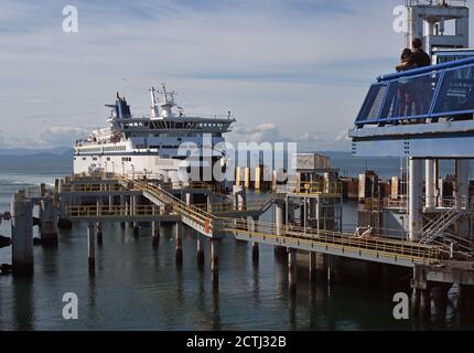 Un paio di orologi da un ponte esterno al BC Terminal dei traghetti Tsawassen come il traghetto Spirit of Vancouver Island Arriva da Vancouver Island a. Foto Stock