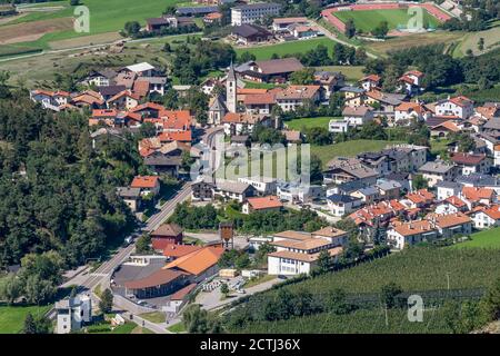 Bella vista aerea del villaggio di Tarces (Tartsch) in Val Venosta, Alto Adige, Italia, in una giornata di sole Foto Stock