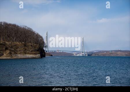 Ponte sospeso via cavo 'Ponte Russky' attraverso lo stretto del Bosforo orientale per l'isola Russkiy, Vladivostok, Primorsky Krai, Russia Foto Stock