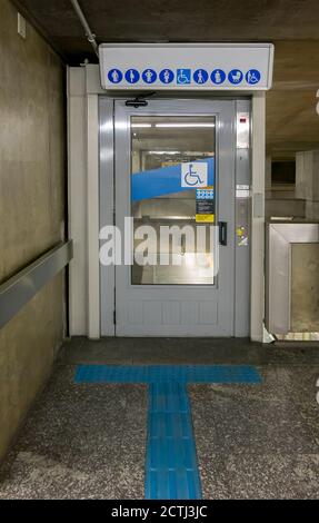 Ascensore per disabili nella stazione della metropolitana brasiliana Foto Stock