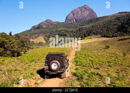 Strada di terra alla montagna basecamp Foto Stock