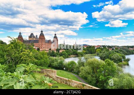 Aschaffenburg, Germania - Luglio 2020: Vista sulla città tedesca di Aschaffenburg con il fiume meno, il palazzo chiamato 'Sloss Johannisburg' e il parco verde sul sole Foto Stock