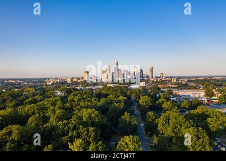 Una foto drone dello skyline di Charlotte scattata subito dopo alba in una giornata di sole con cielo limpido Foto Stock