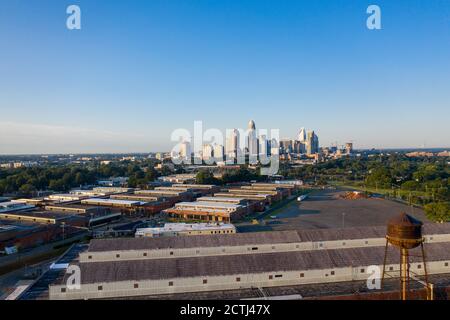 Una foto drone dello skyline di Charlotte scattata subito dopo alba in una giornata di sole con cielo limpido Foto Stock