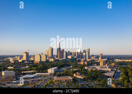 Una foto drone dello skyline di Charlotte scattata subito dopo alba in una giornata di sole con cielo limpido Foto Stock